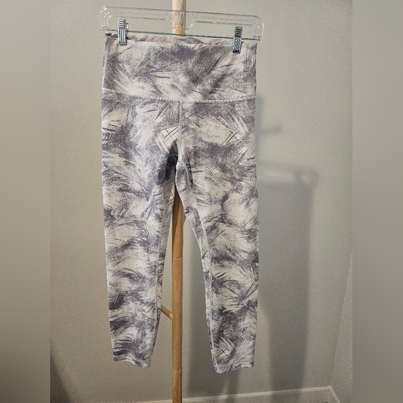 Lululemon Wunder Under High Rise Crop, Size 8 - Picture 2 of 5